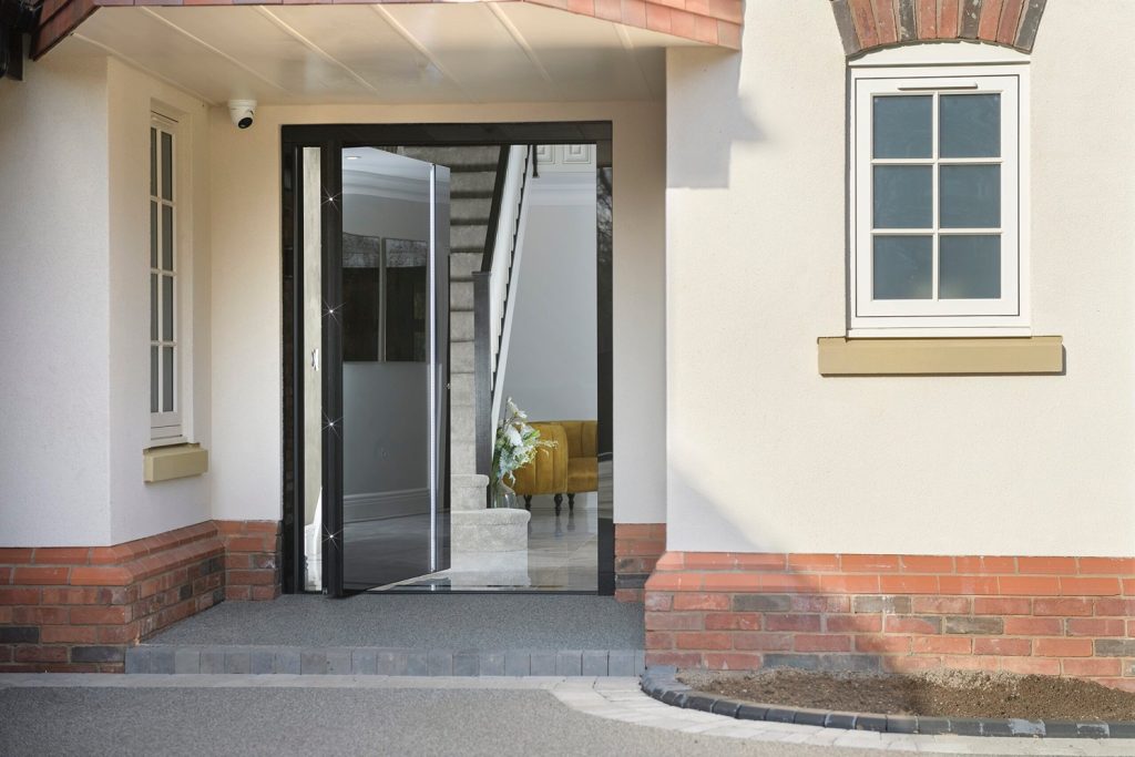 S-700 Luxury Pivot Entrance Door in Lincoln